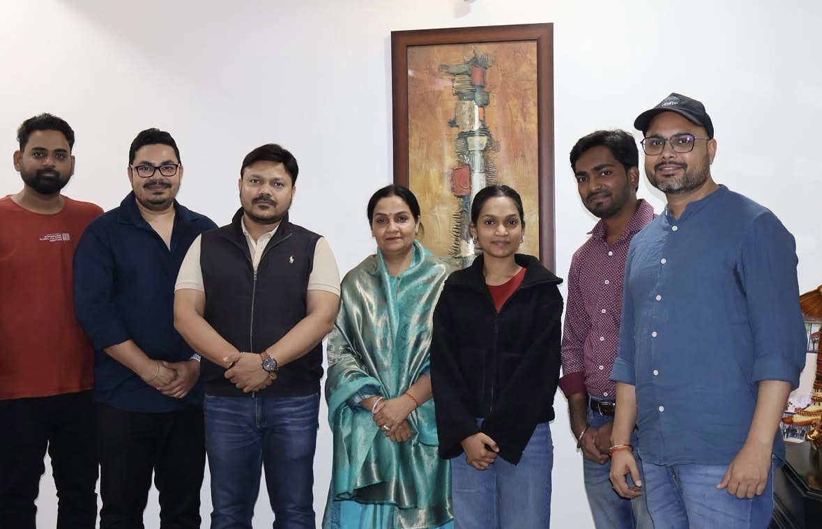 Alumni interacting with students on campus